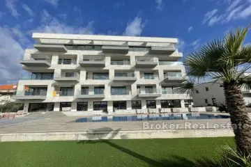 Four bedroom apartment in the first row to the sea