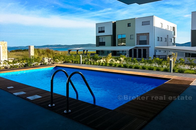 Semi-detached villa with swimming pool and sea views