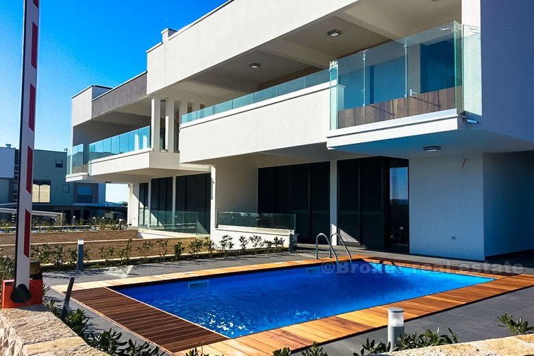 Semi-detached villa with swimming pool and sea views