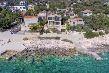 Attractive villa, first row to the sea