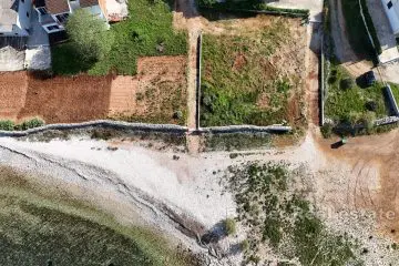 Building land in the first row to the sea