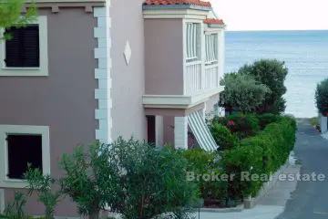 Fristående lägenhetshus nära stranden