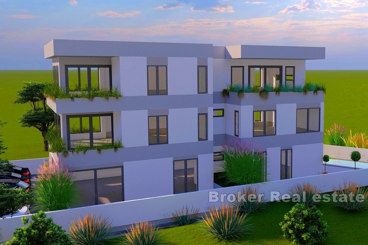 Appartamenti in un condominio di nuova costruzione con piscina