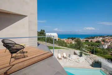 Moderna vila s bazenom i pogledom na more