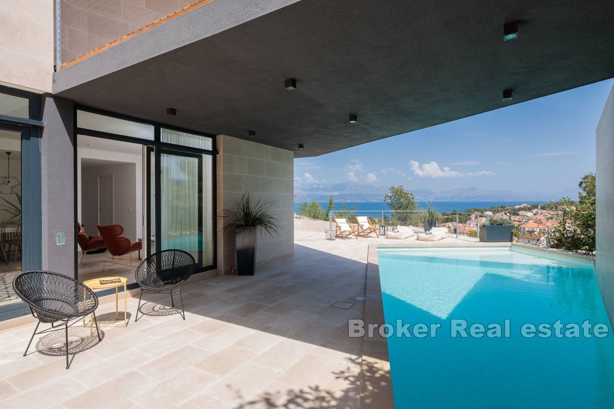 Moderní vila s bazénem a výhledem na moře