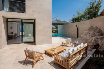 Moderne villa med basseng og havutsikt