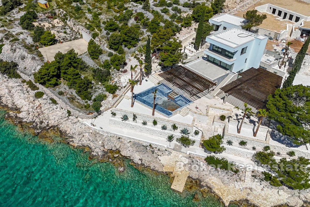 Exklusive moderne Villa in erster Reihe zum Meer
