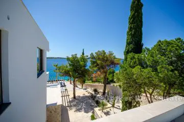 Exclusive modern villa first row to the sea