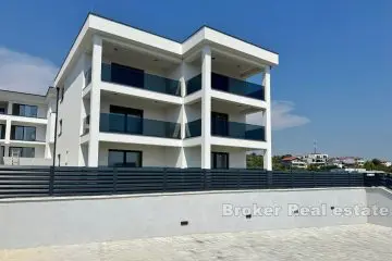 Недавно построенная трехкомнатная квартира с видом на море