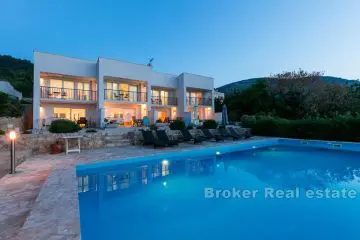 Casa con appartamenti con vista panoramica sul mare