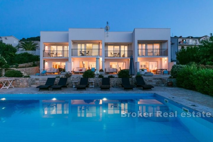 Casa con appartamenti con vista panoramica sul mare