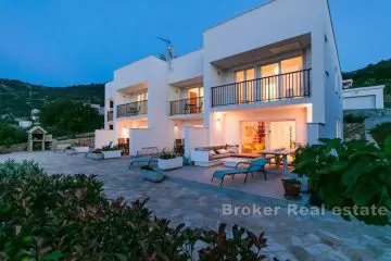 Casa con appartamenti con vista panoramica sul mare