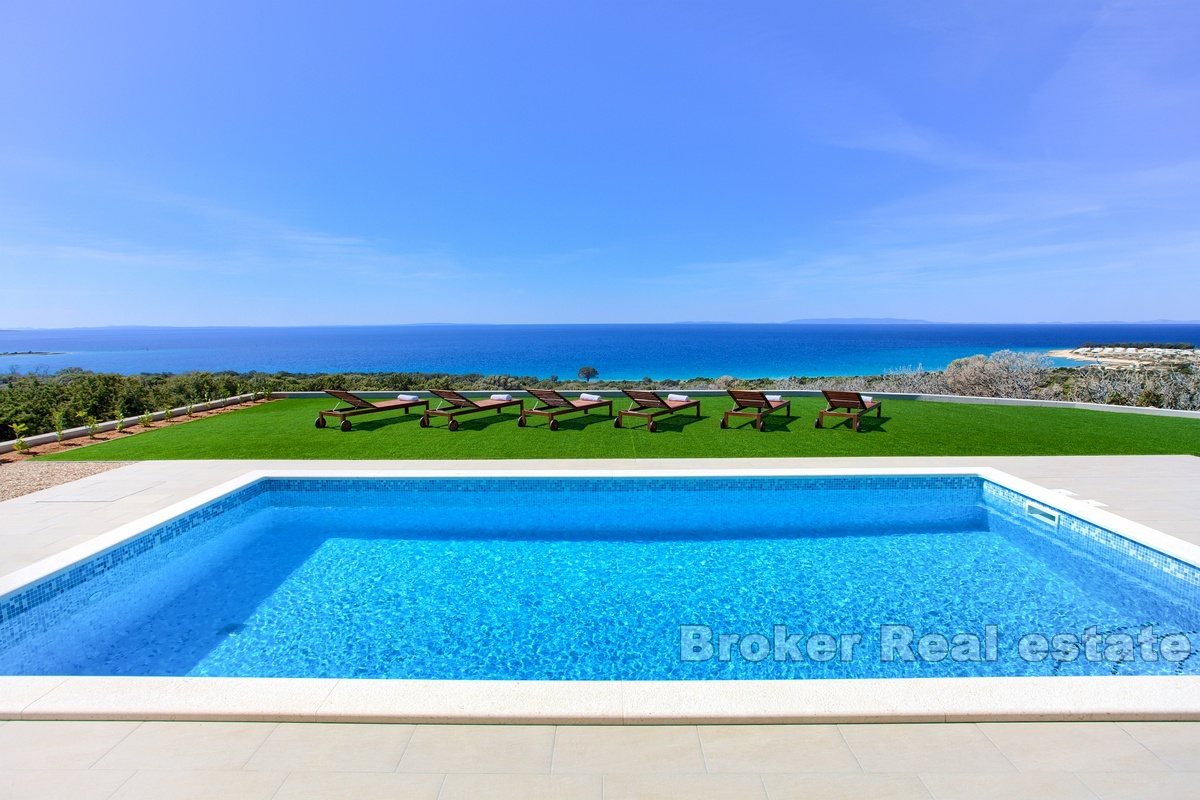 Une villa moderne avec une vue enchanteresse sur la mer