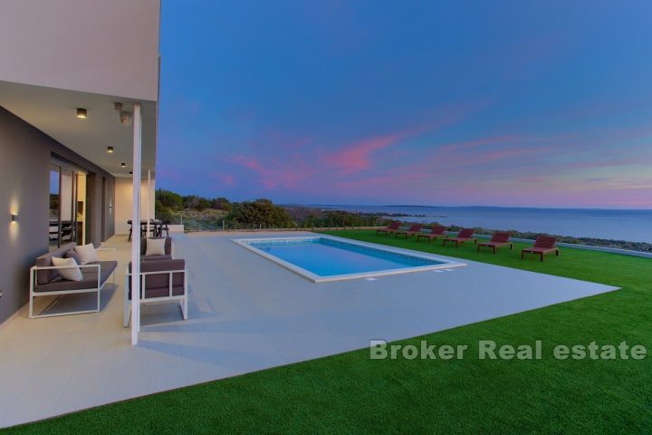 Une villa moderne avec une vue enchanteresse sur la mer