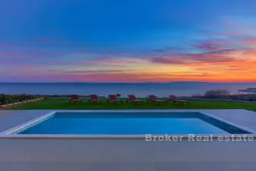 Une villa moderne avec une vue enchanteresse sur la mer