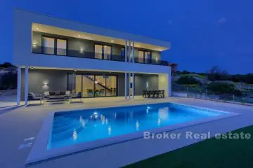 Une villa moderne avec une vue enchanteresse sur la mer