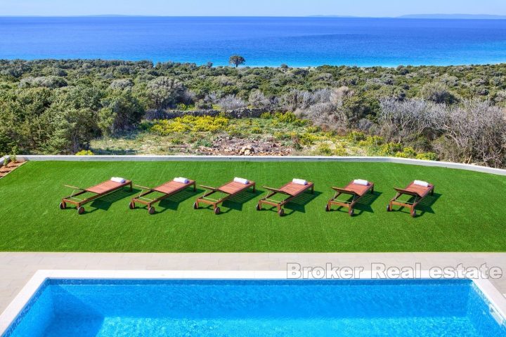 Une villa moderne avec une vue enchanteresse sur la mer