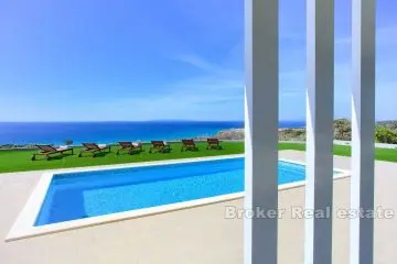 Une villa moderne avec une vue enchanteresse sur la mer