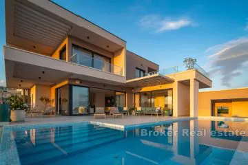 Villa de luxe en position dominante avec vue sur la mer