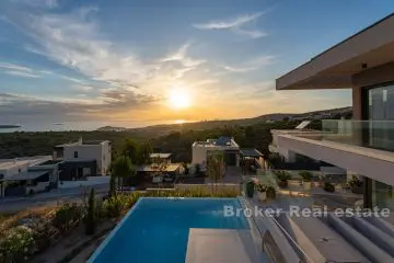 Villa de luxe en position dominante avec vue sur la mer