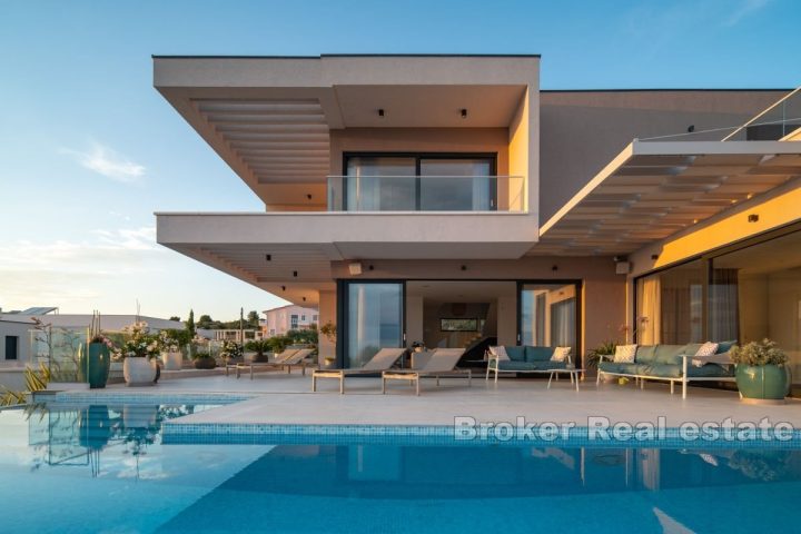 Luxury villa in a dominant location with a view of the sea