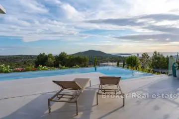 Villa de luxe en position dominante avec vue sur la mer