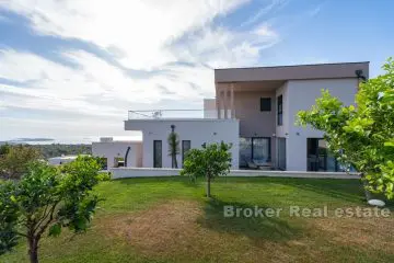 Villa de luxe en position dominante avec vue sur la mer