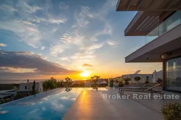 Villa de luxe en position dominante avec vue sur la mer