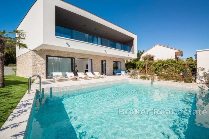 Villa moderne de construction récente avec piscine en première rangée de la mer