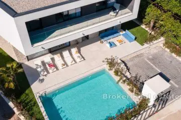 Newly built modern villa with pool in the first row to the sea