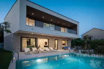 Newly built modern villa with pool in the first row to the sea