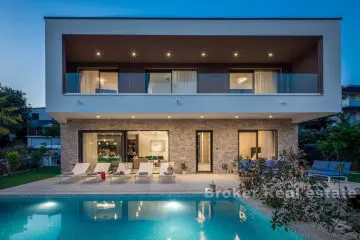 Newly built modern villa with pool in the first row to the sea