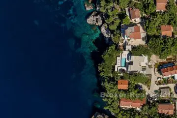 Villa under construction in the first row to the sea