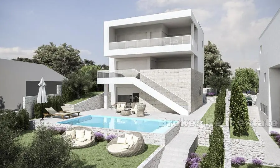Neue moderne Villa mit Schwimmbad, in Phase der Konstruktion
