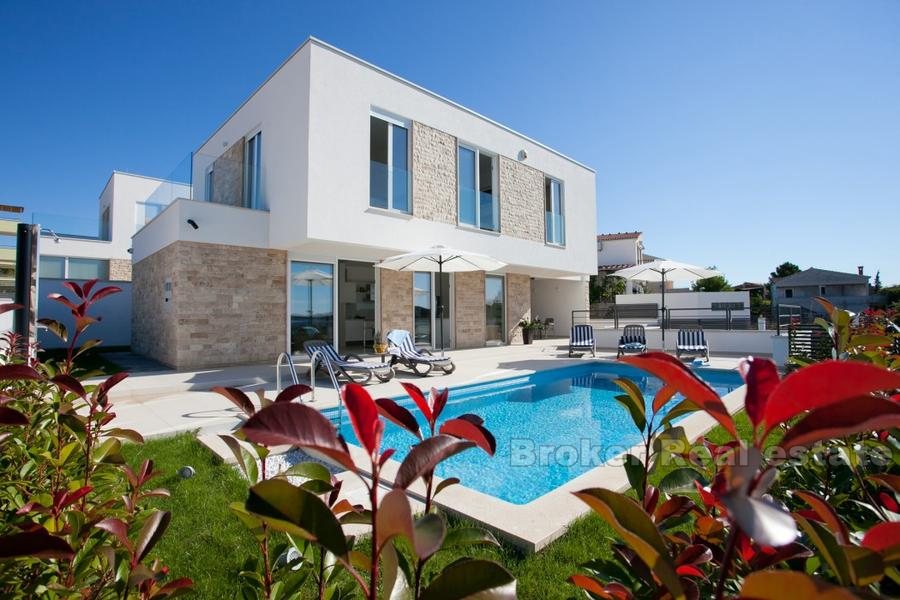 Villa familiale moderne avec piscine