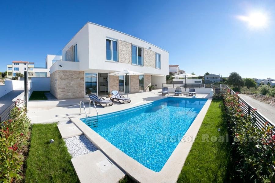 Moderne familie villa med svømmebasseng
