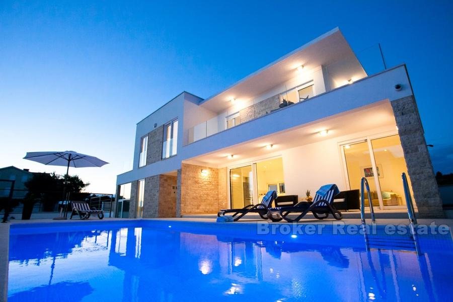Villa moderna con piscina in vendita
