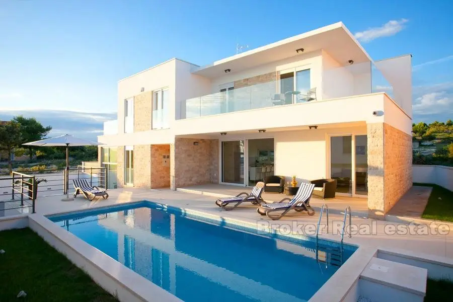 Moderne familie villa med svømmebasseng til salgs