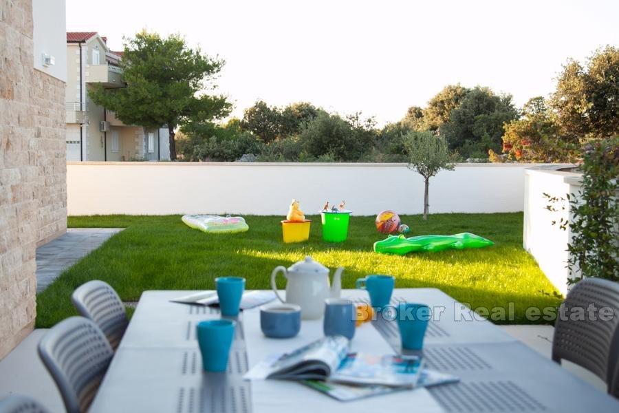 Moderne Familienvilla mit Pool zum Verkauf