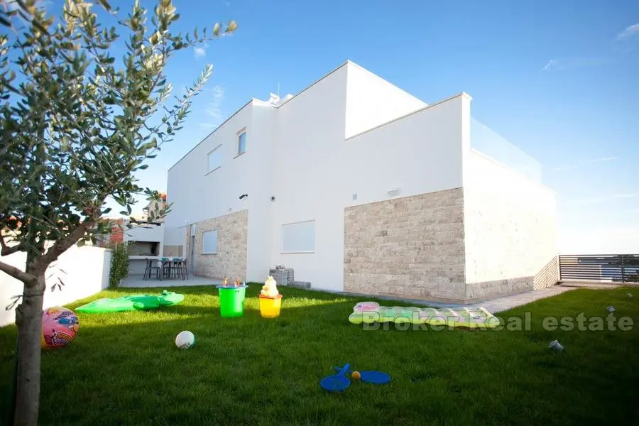 Moderne familie villa med svømmebasseng til salgs