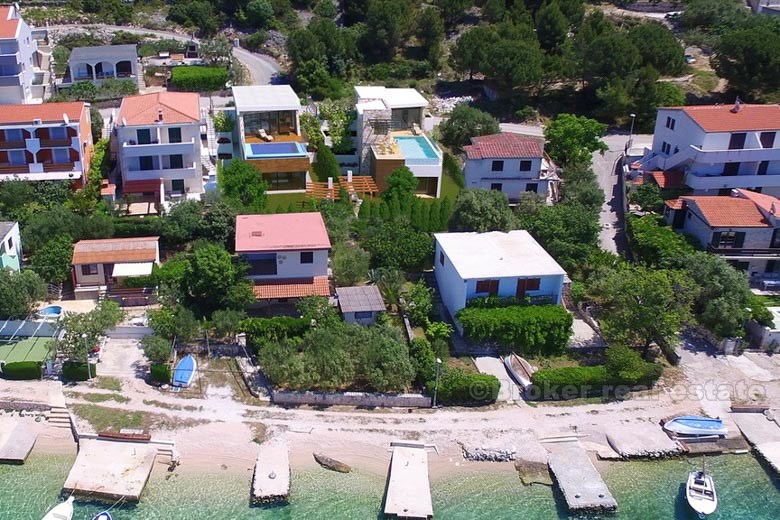 Modern villa med pool och havsutsikt till salu