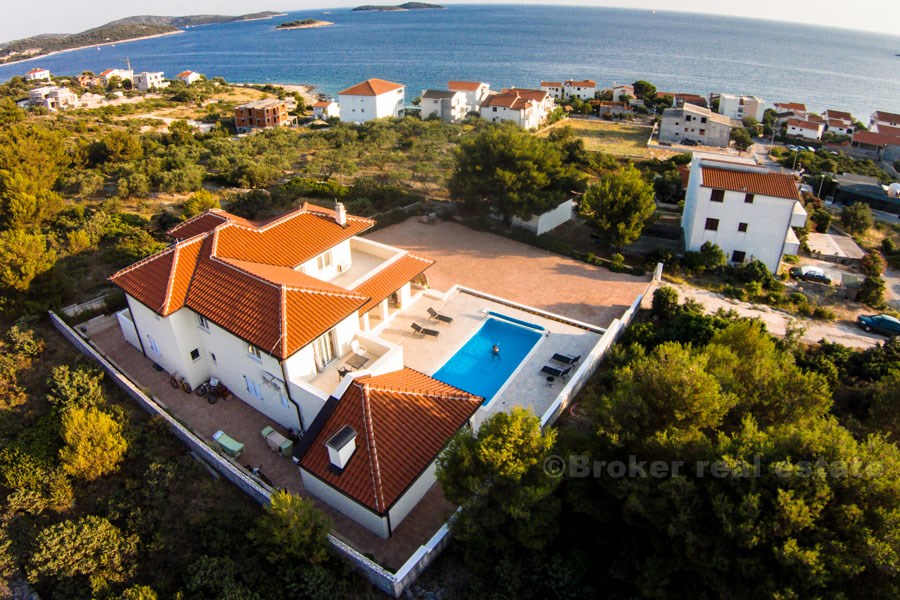 Villa familiale avec piscine et vue sur la mer