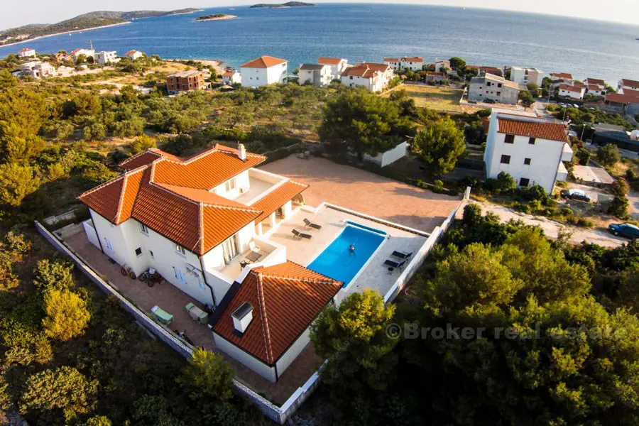 Villa familiare con piscina e vista sul mare aperto