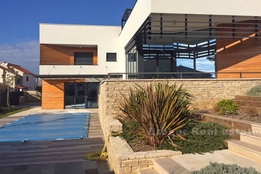 Nově postavená moderní vila s bazénem