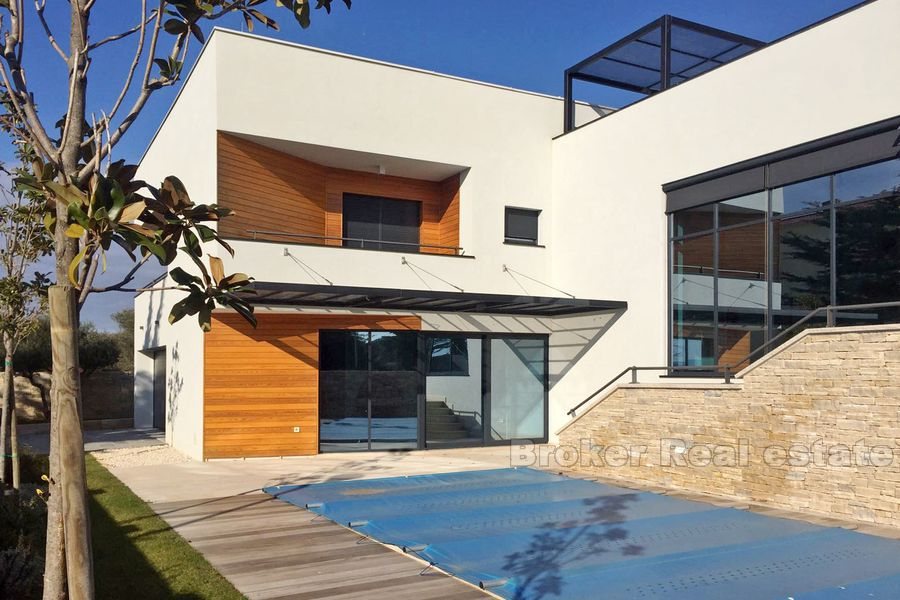 Nybygd moderne villa med svømmebasseng