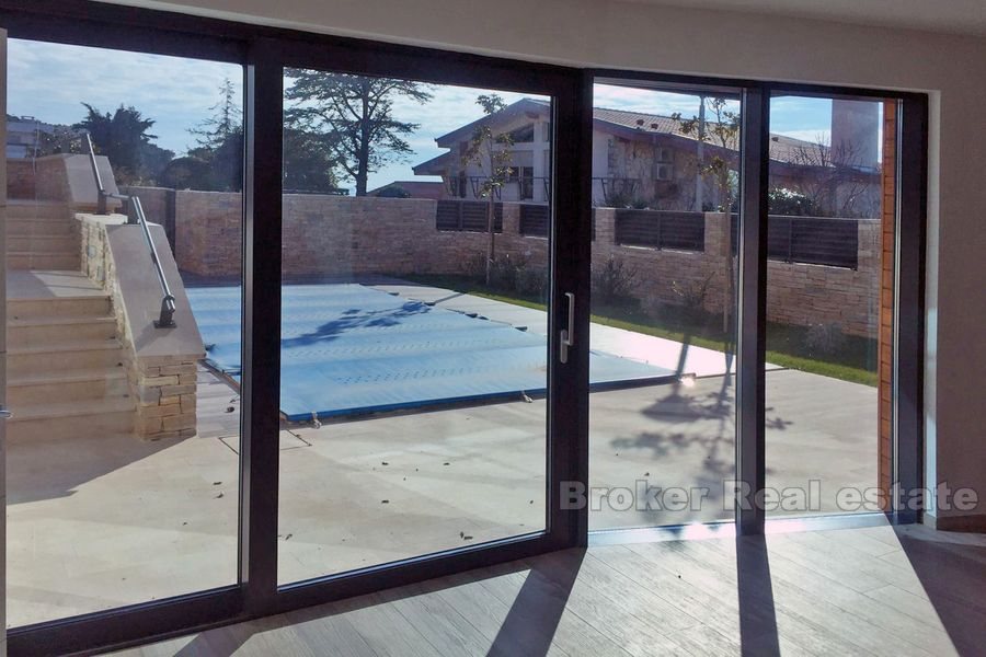 Nouvelle villa moderne avec piscine
