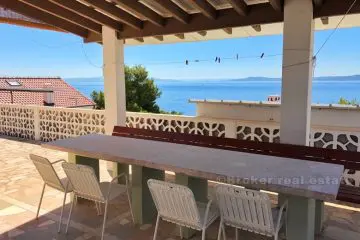 Lovely house with few apartments, near the sea