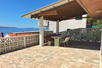 Lovely house with few apartments, near the sea