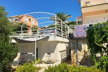 Nice house with 5 apartments with sea views