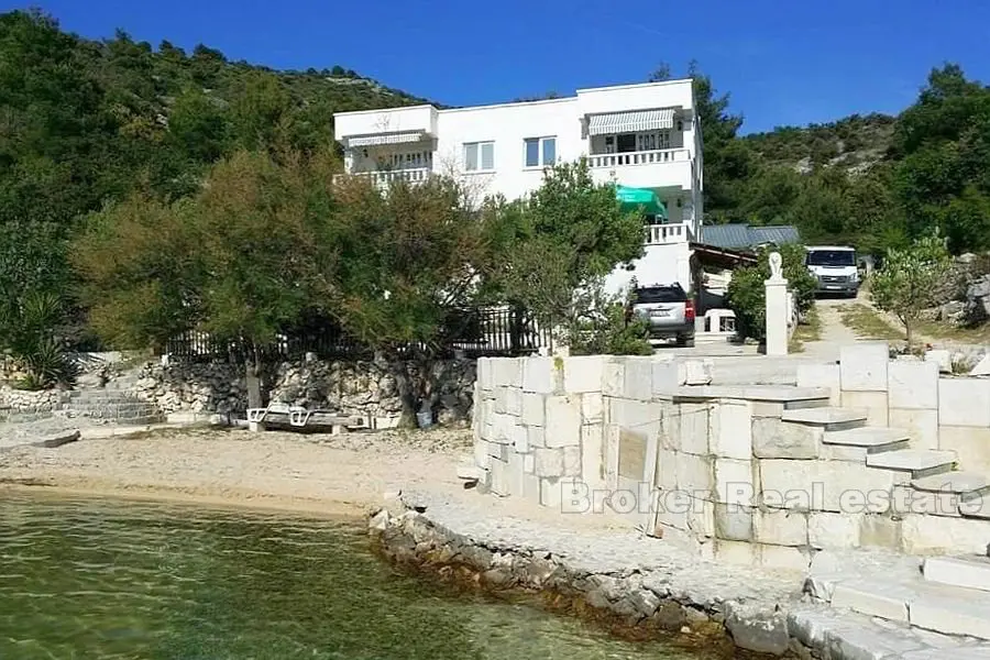 Excellente villa située à la première rangée de la mer